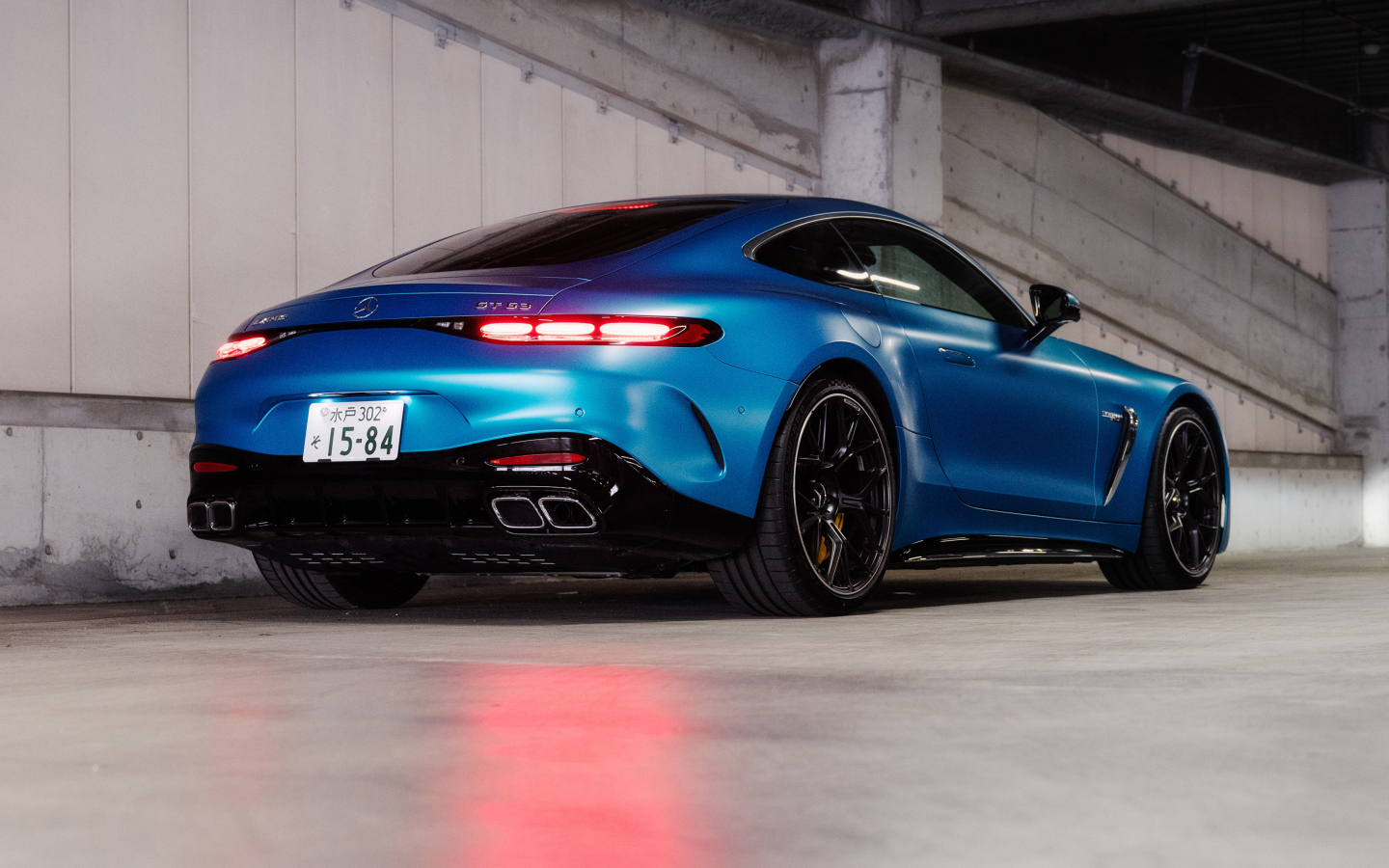Вид сзади на синий автомобиль Mercedes-AMG GT 63 4MATIC+