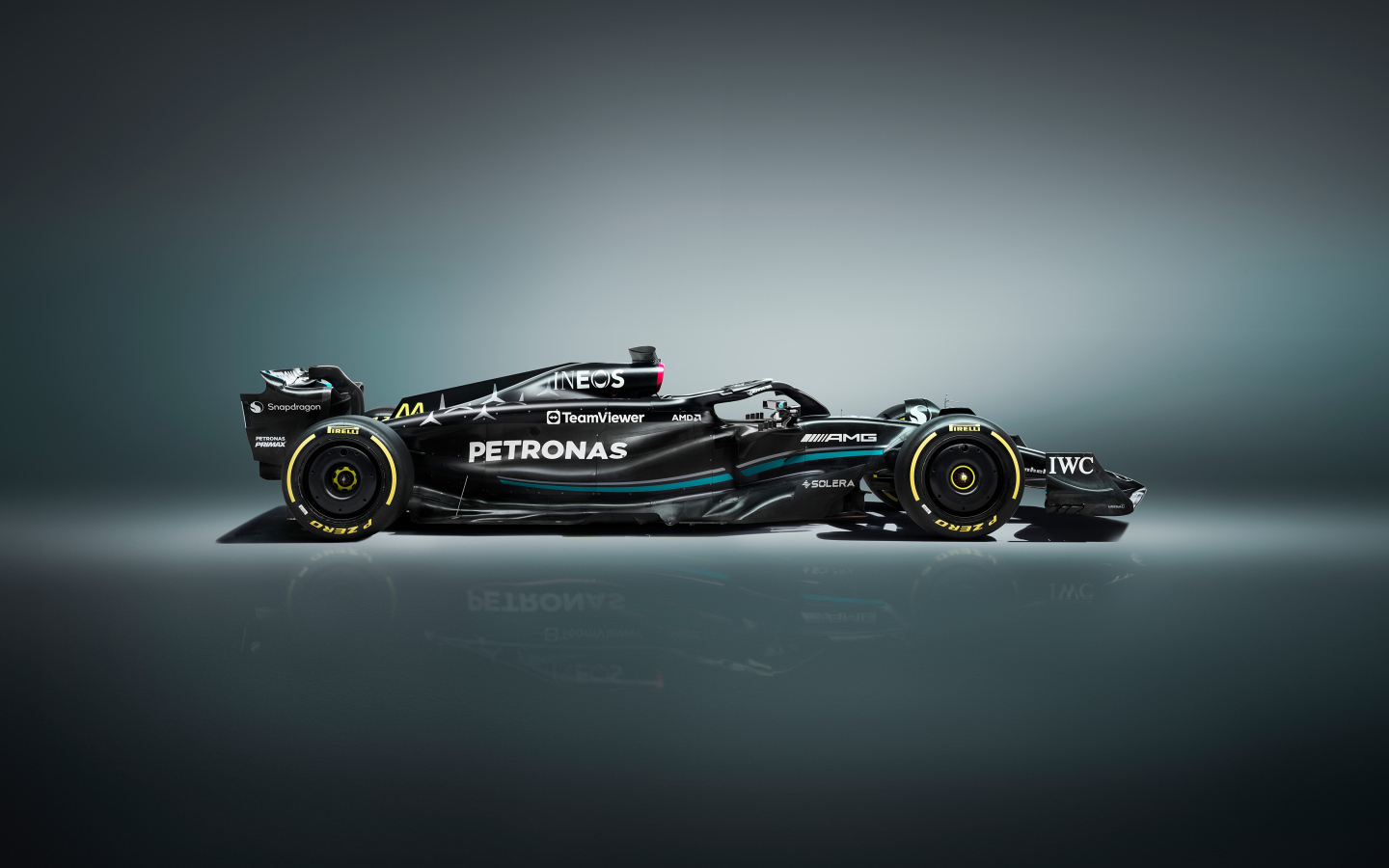 Вид сбоку на серебристый автомобиль Mercedes-AMG F1 W14 E Performance