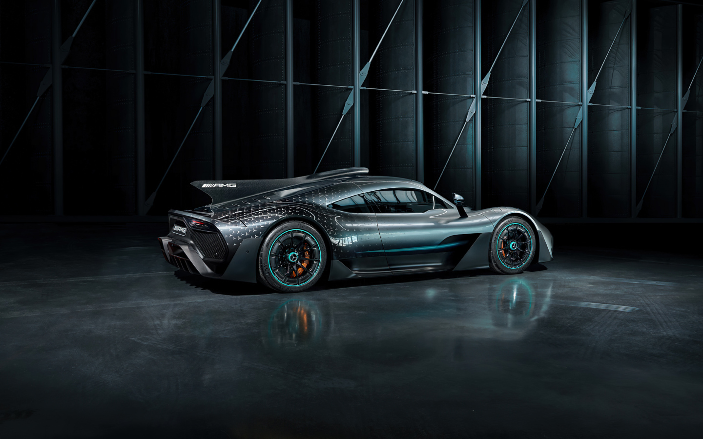Вид сбоку на спортивный автомобиль Mercedes-AMG ONE