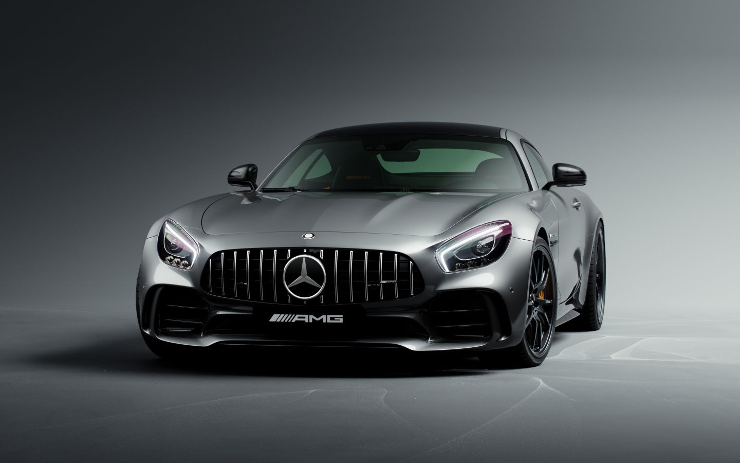 Серебристый автомобиль Mercedes-AMG GT R