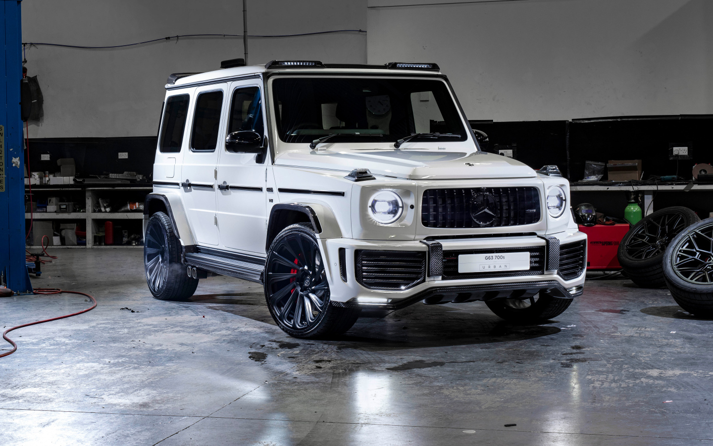 Белый внедорожник Urban Automotive Mercedes-AMG G 63