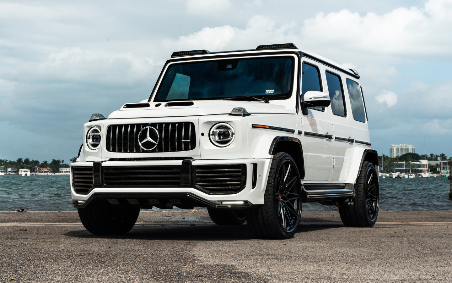 Белый автомобиль Urban Automotive Mercedes-AMG G 63 2024 года