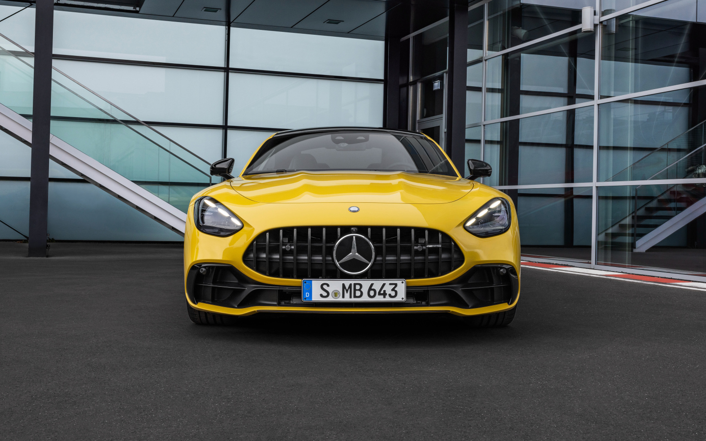 Желтый автомобиль Mercedes-AMG GT 43 Coupe 2024 года вид спереди