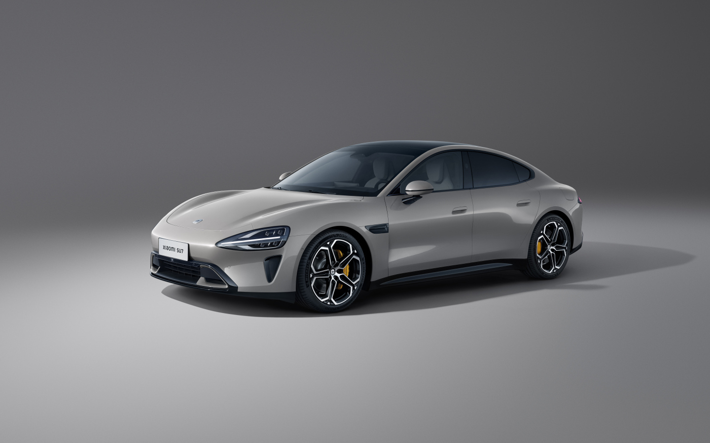 Серый автомобиль Xiaomi SU7 2024 года