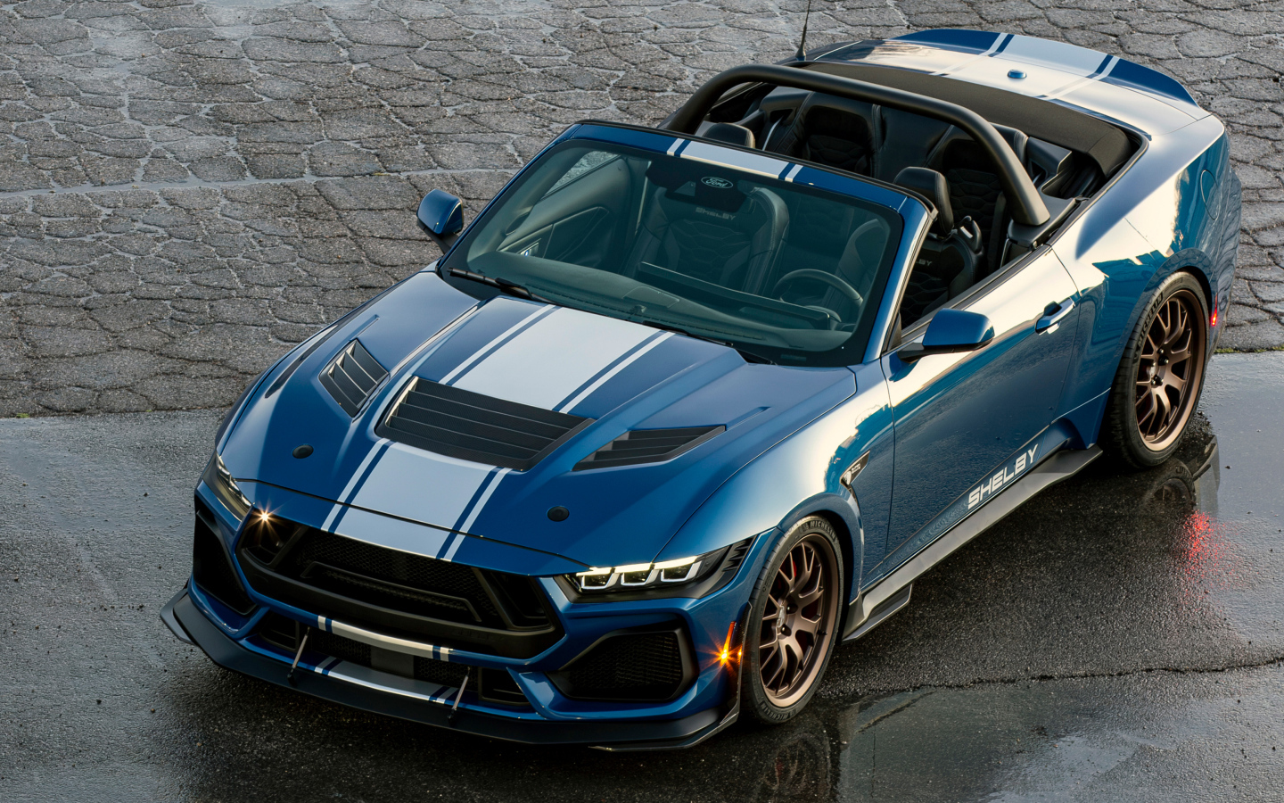 Вид на быстрый автомобиль Shelby Super Snake Convertible 2024 года