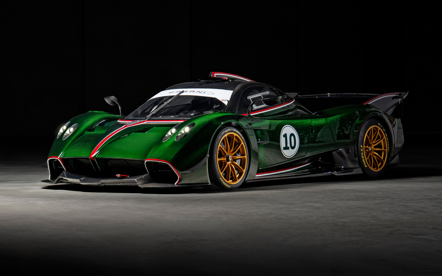 Зеленый автомобиль Pagani Huayra R