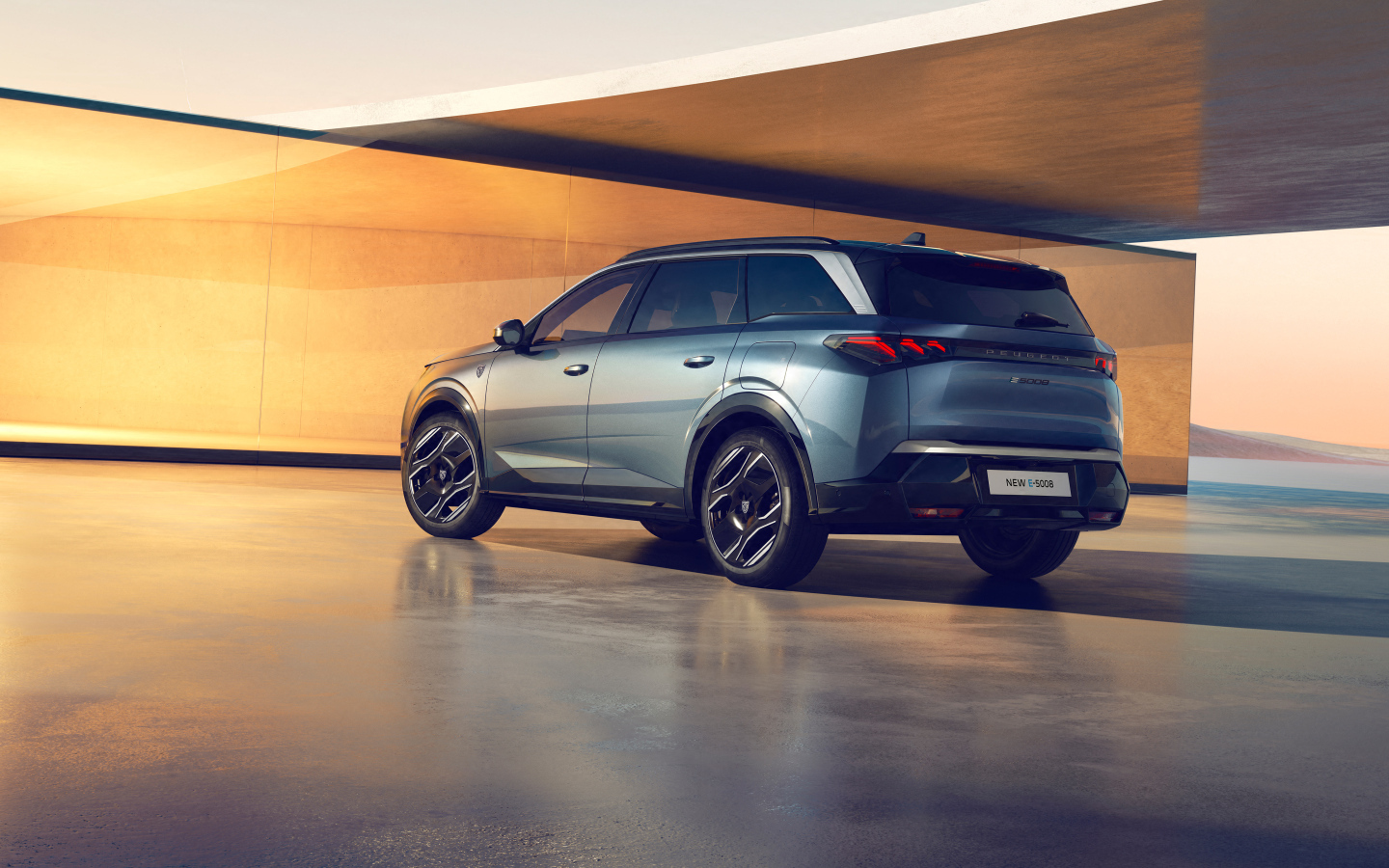 Вид сзади на внедорожник Peugeot E-5008 GT 2024 года