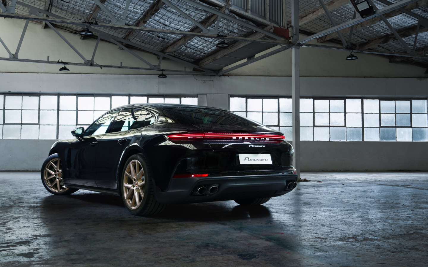 Вид сзади на автомобиль Porsche Panamera 2024  года