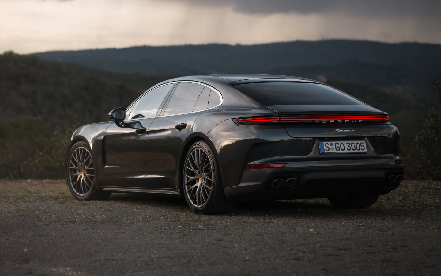 Черный автомобиль Porsche Panamera 2024 года вид сзади