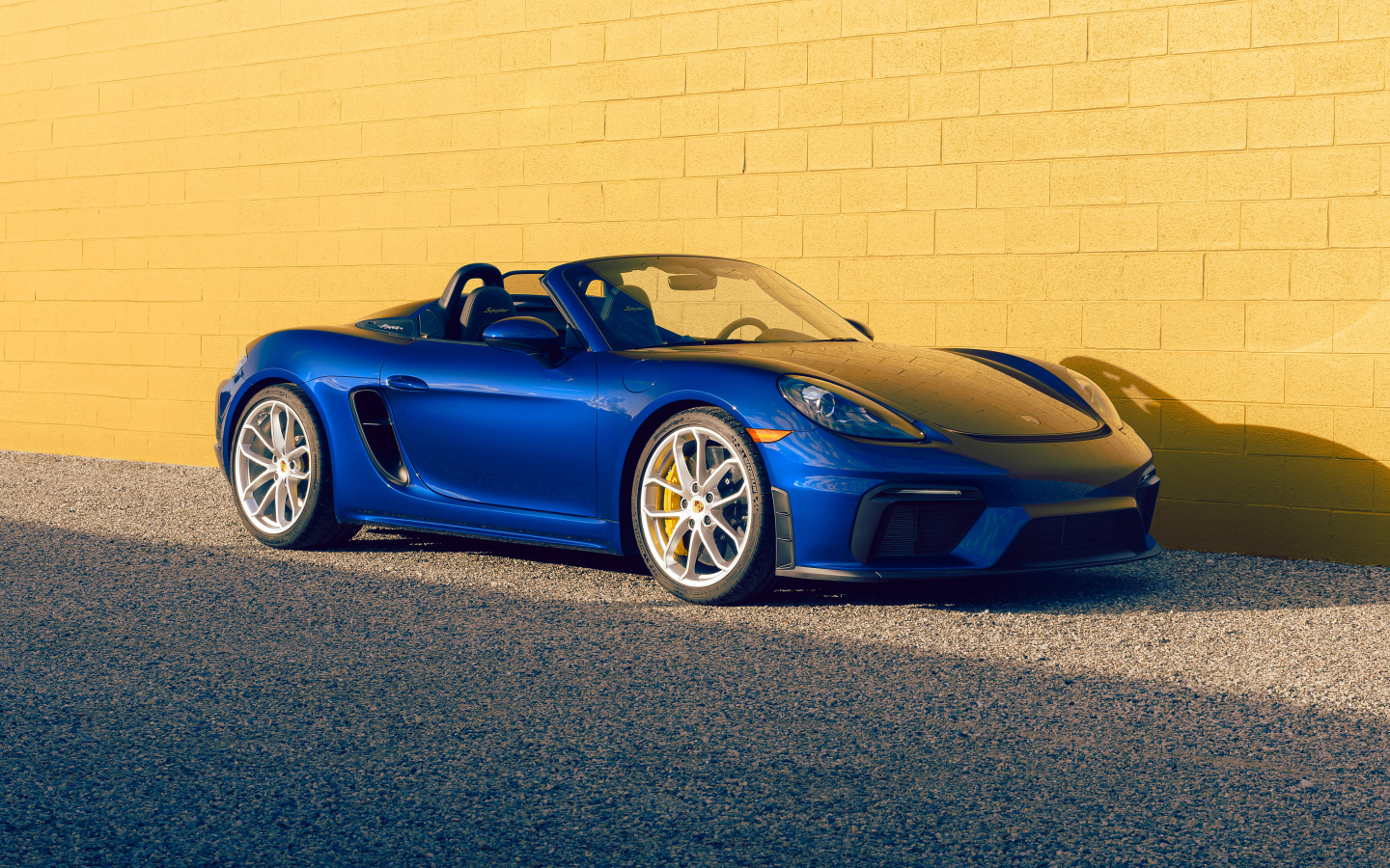 Синий автомобиль кабриолет Porsche 718 Spyder