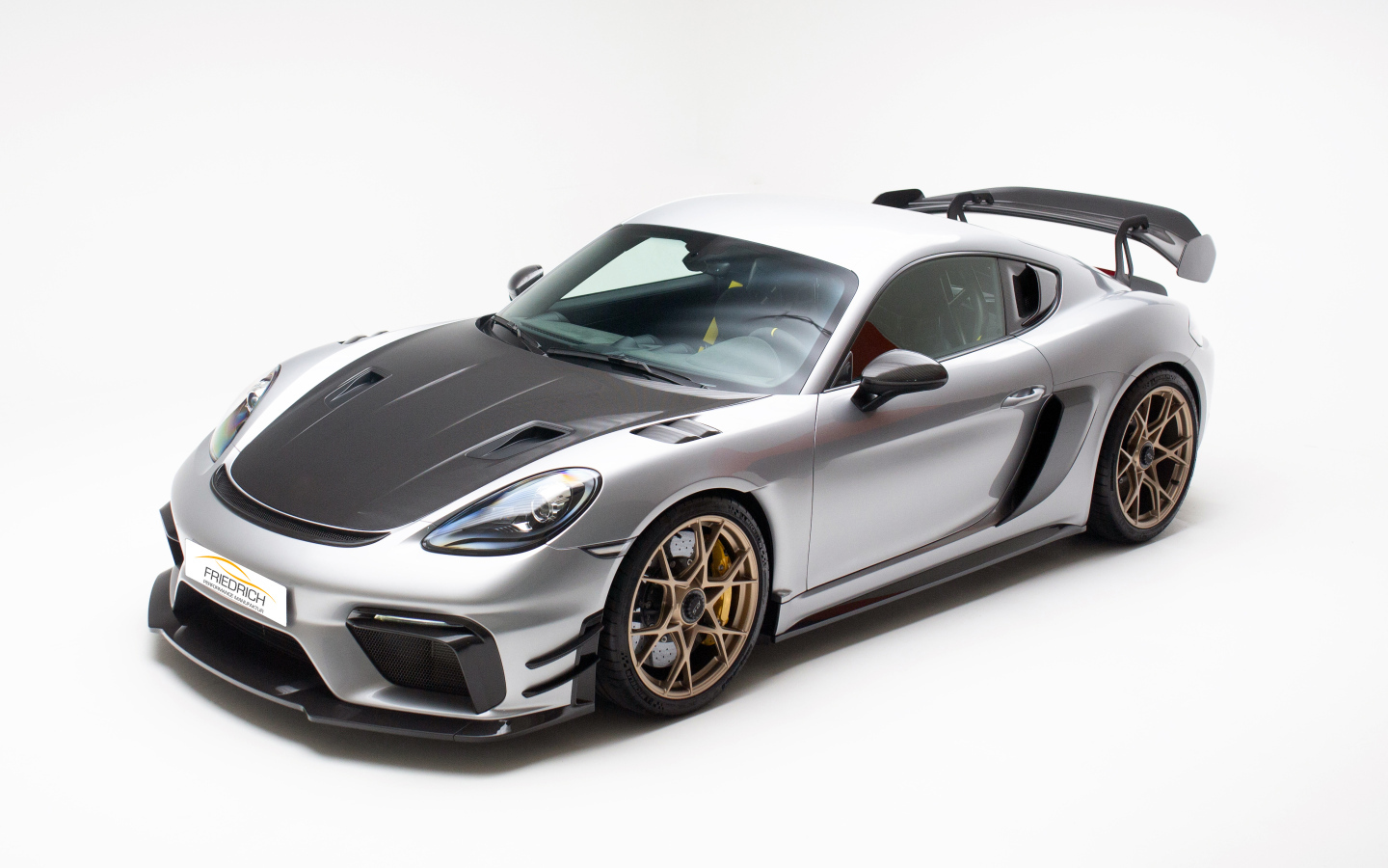 Быстрый Porsche 718 Cayman GT4 RS на белом фоне