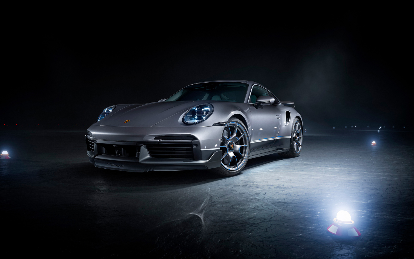 Быстрый серебристый автомобиль Porsche 911 Turbo S
