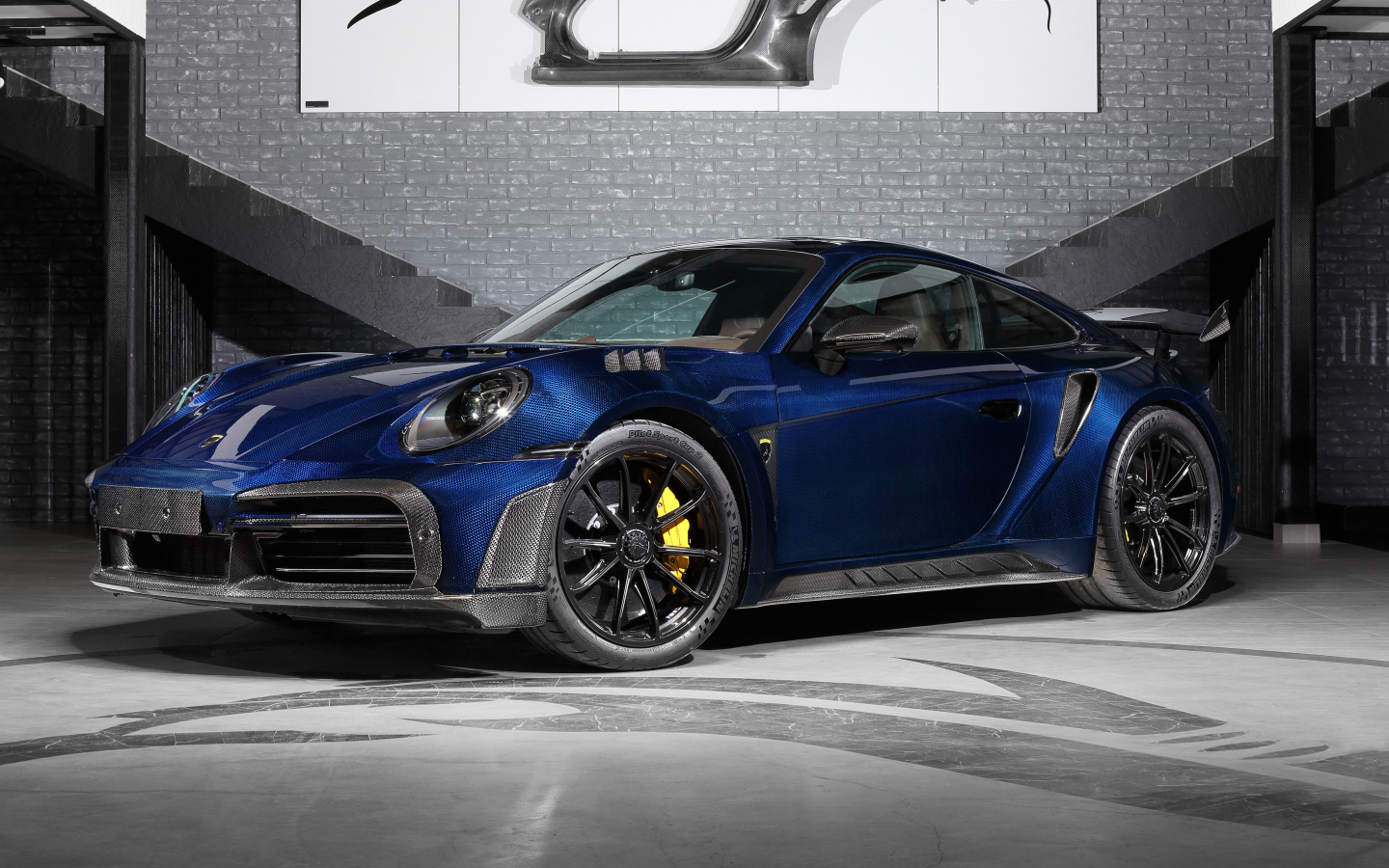 Вид спереди на TopCar Porsche 911 Turbo S Stinger GTR Stealth Edition 2024  года