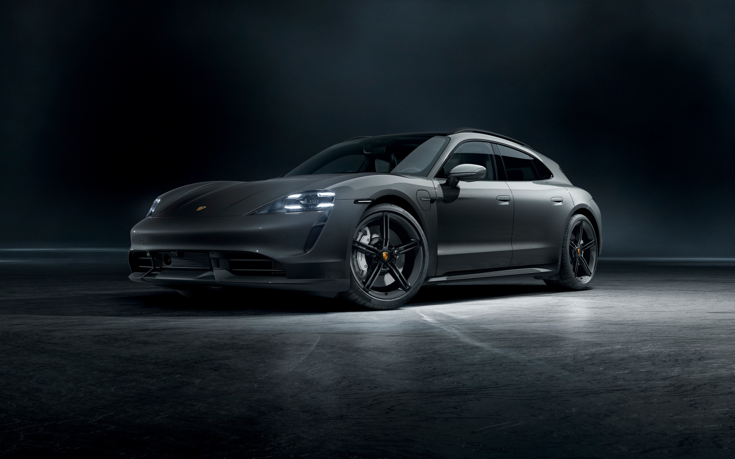 Серый автомобиль Porsche Taycan вид спереди