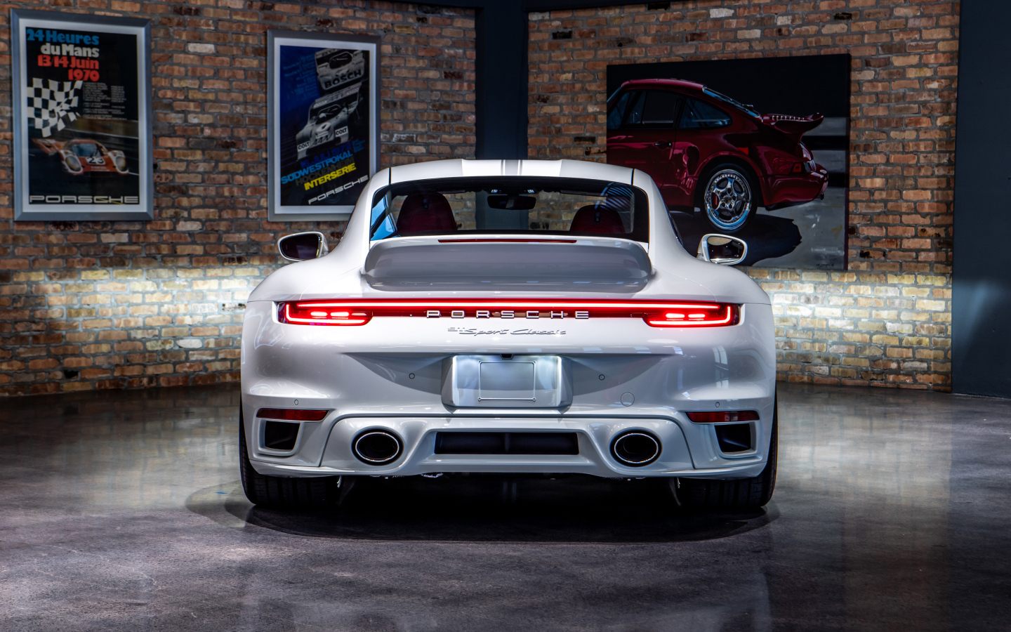 Автомобиль Porsche 911 Sport Classic вид сзади