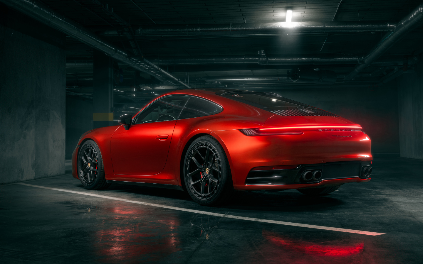 Вид сзади на красный автомобиль Porsche 911 Carrera S