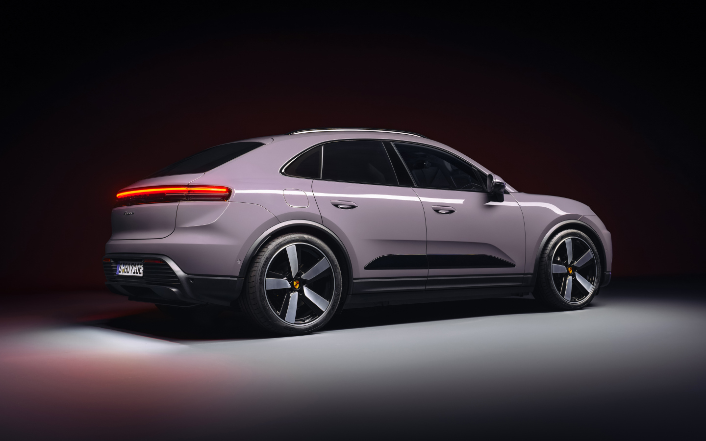 Вид сзади на автомобиль Porsche Macan 4 2024 года