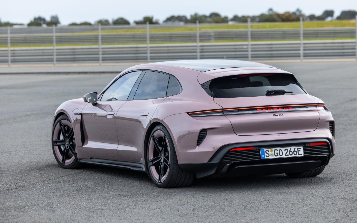 Вид сзади на автомобиль Porsche Taycan Turbo Sport Turismo 2024 года