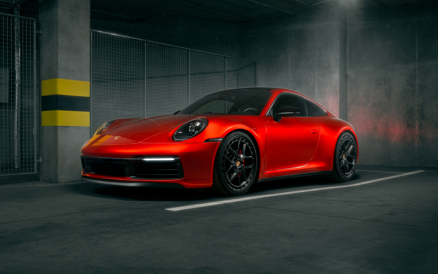 Красный Porsche 911 Carrera S в здании