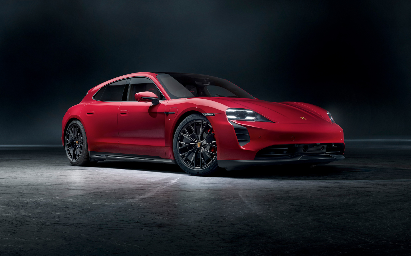 Красный автомобиль Porsche Taycan GTS