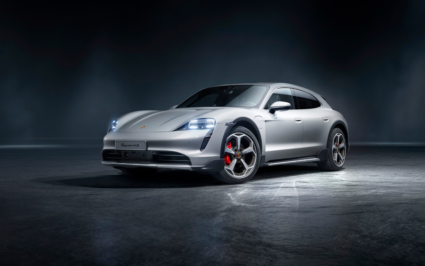 Серебристый автомобиль Porsche Taycan