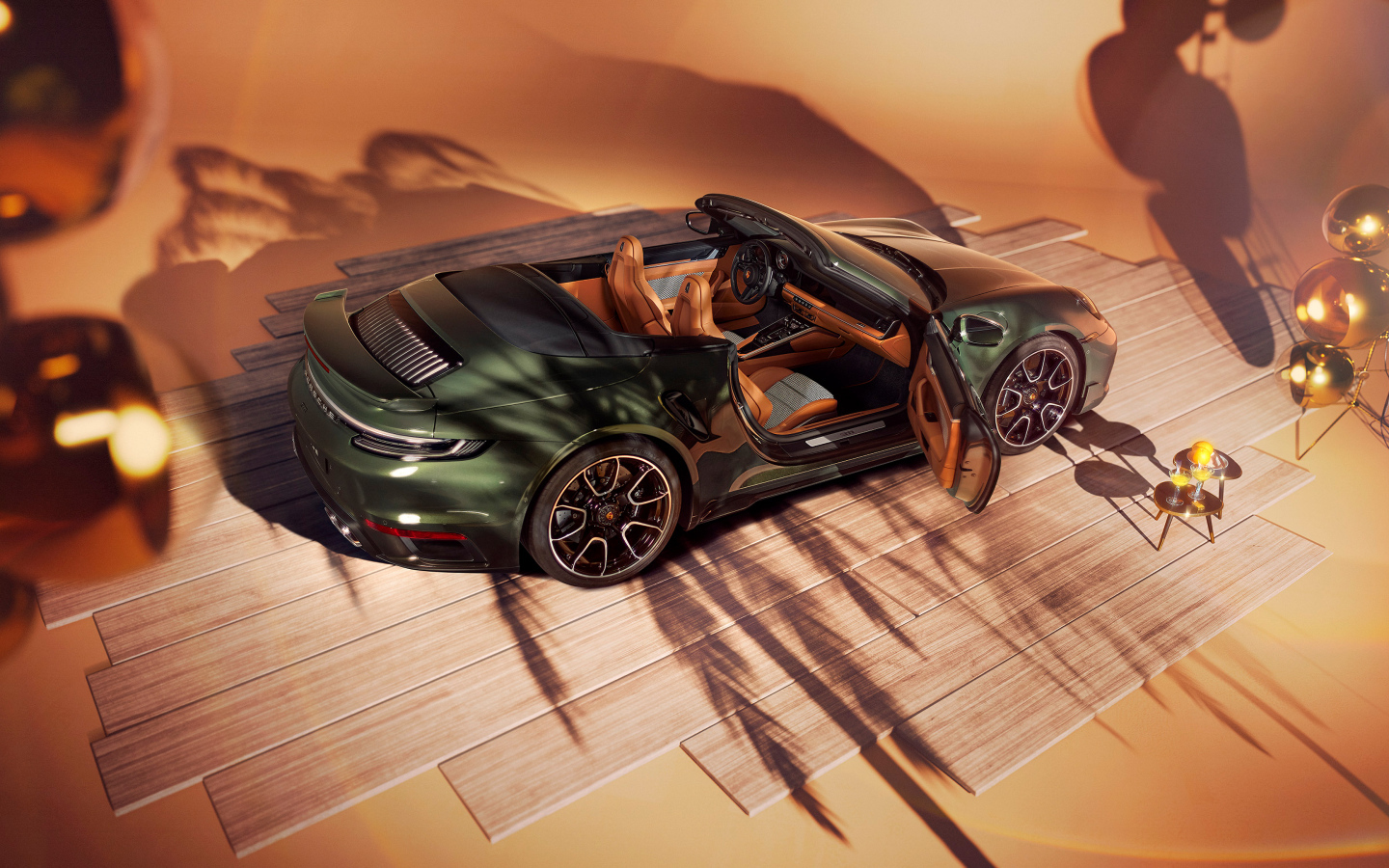 Вид сверху на автомобиль Porsche 911 Turbo S Cabriolet