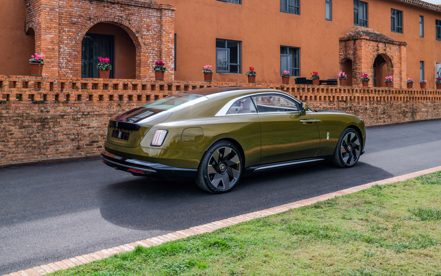 Автомобиль Rolls-Royce Spectre 2023 года вид сзади