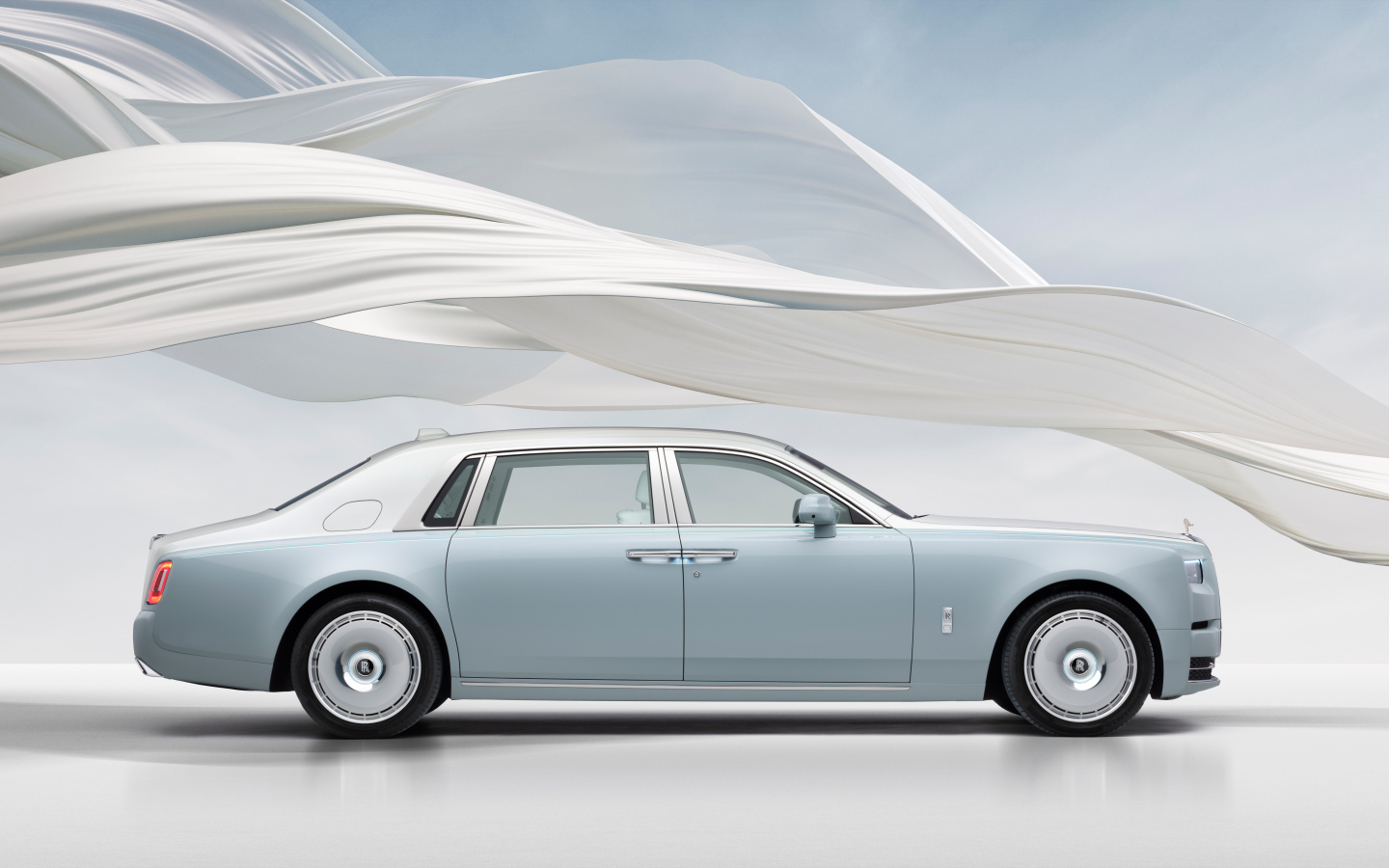 Автомобиль Rolls-Royce Phantom Scintilla 2025 года вид сбоку