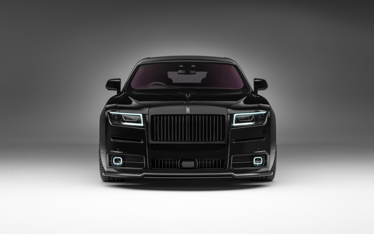 Черный автомобиль  Rolls-Royce Ghost  вид спереди