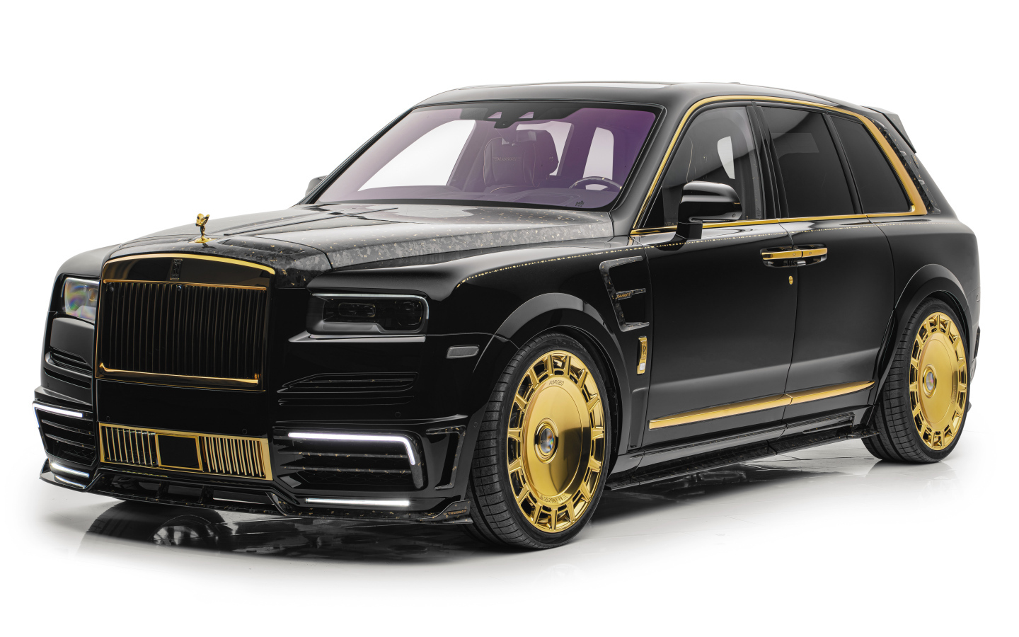 Черный автомобиль Mansory Rolls-Royce Cullinan LINEA DORO 2024 года на белом фоне