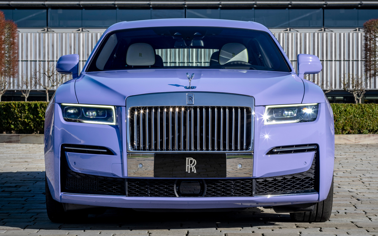 Дорогой автомобиль Rolls-Royce Ghost Extended Expressionism 2024 года вид спереди