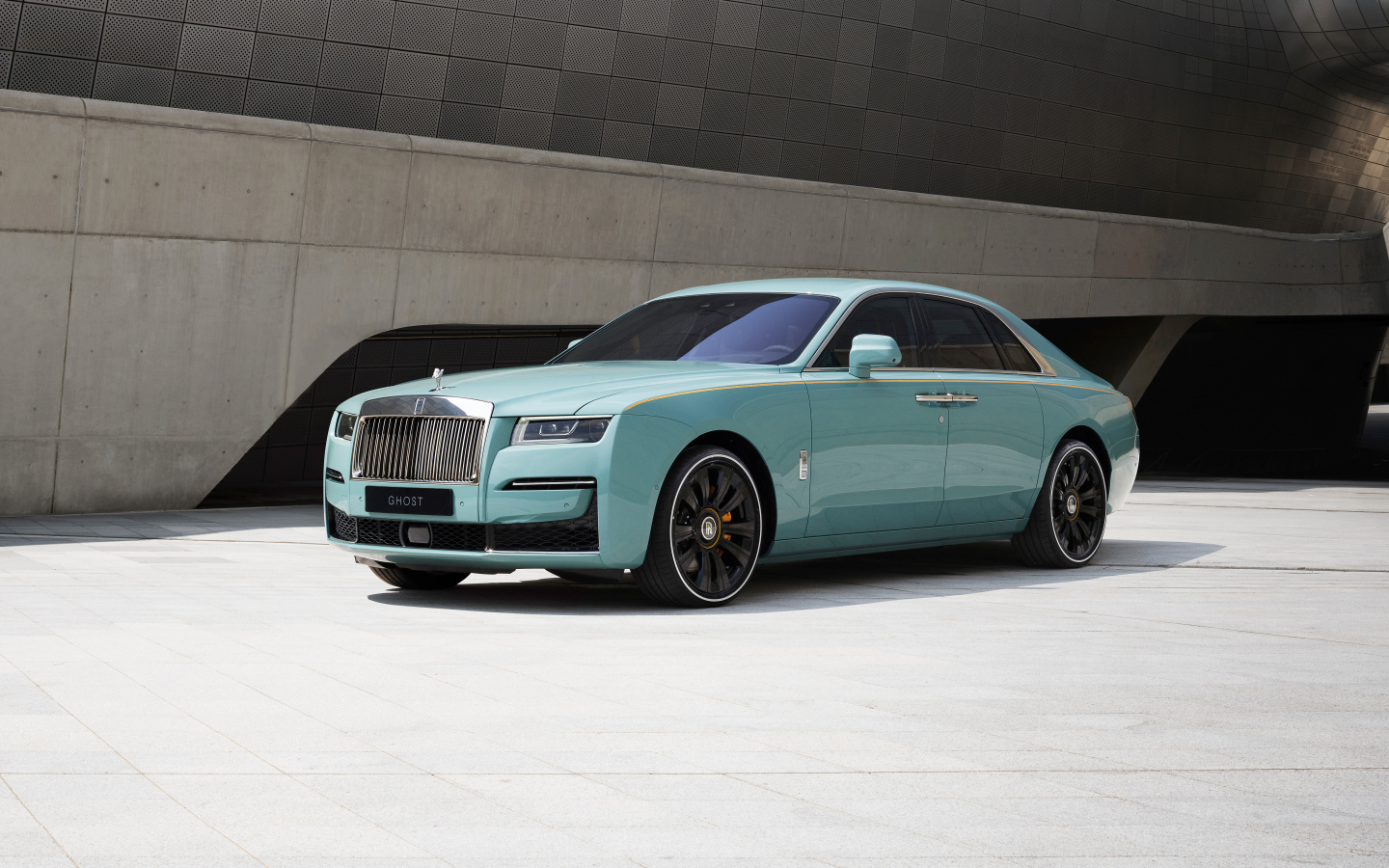 Дорогой престижный автомобиль Rolls-Royce Ghost