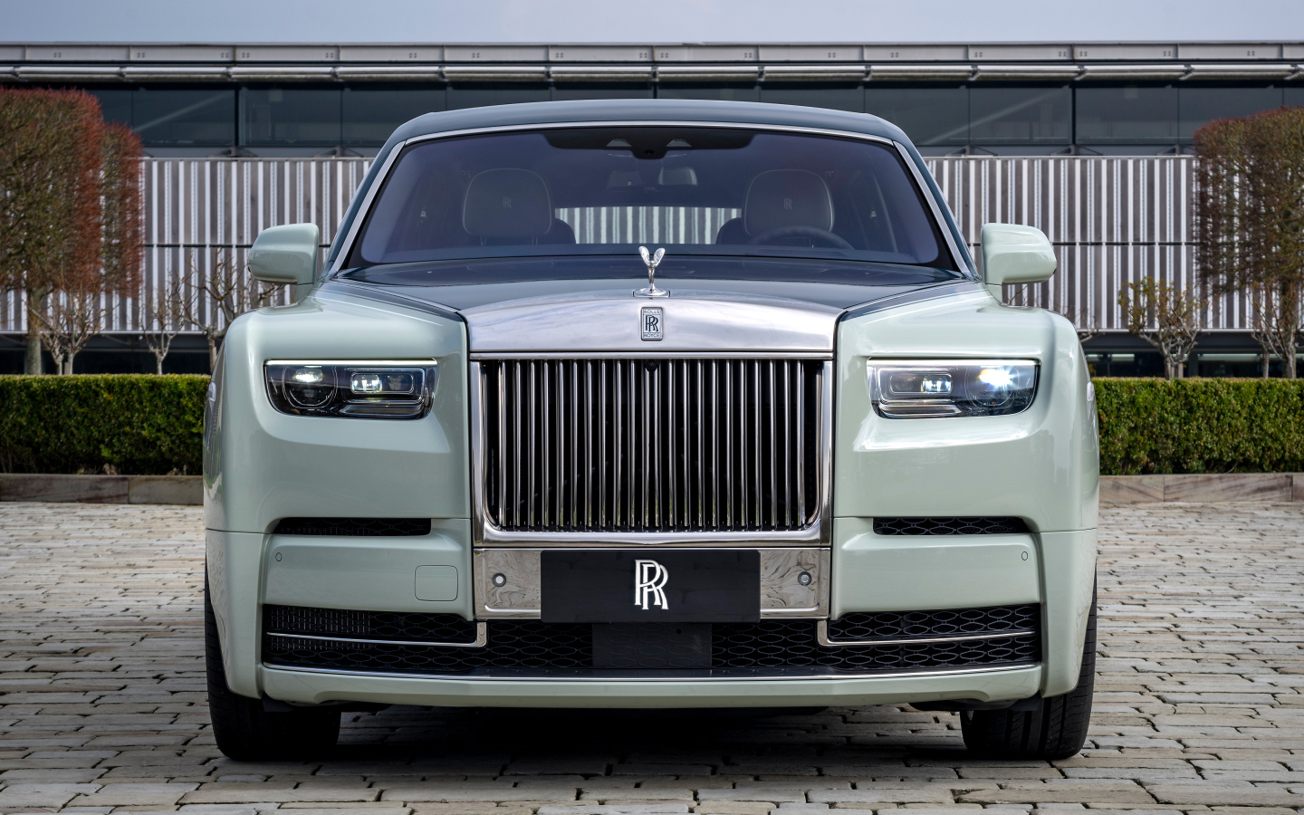 Вид спереди на автомобиль Rolls-Royce Phantom EWB Magnetism 2024 года