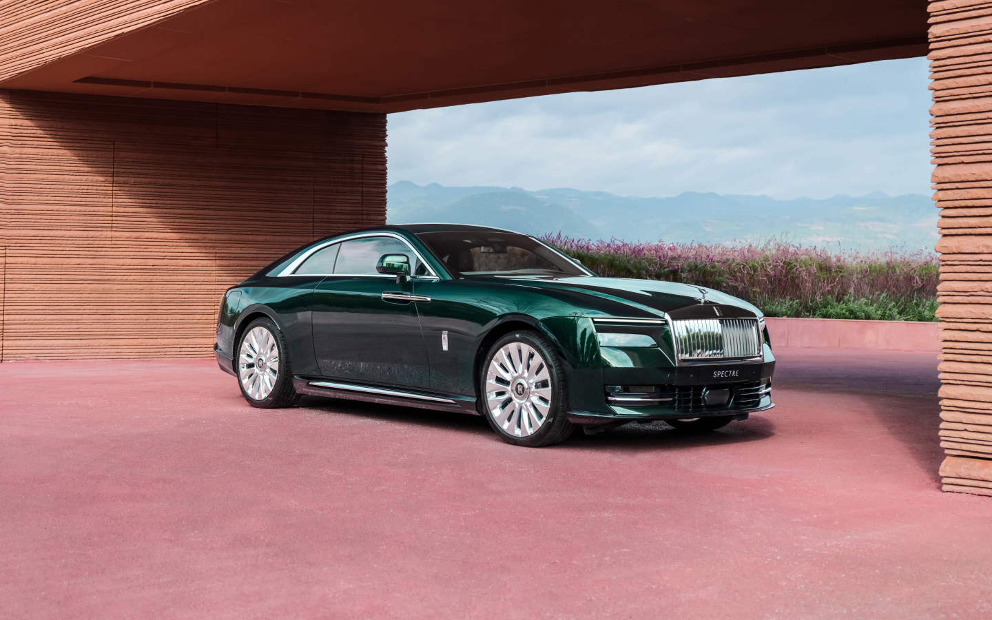 Зеленый автомобиль Rolls-Royce Spectre