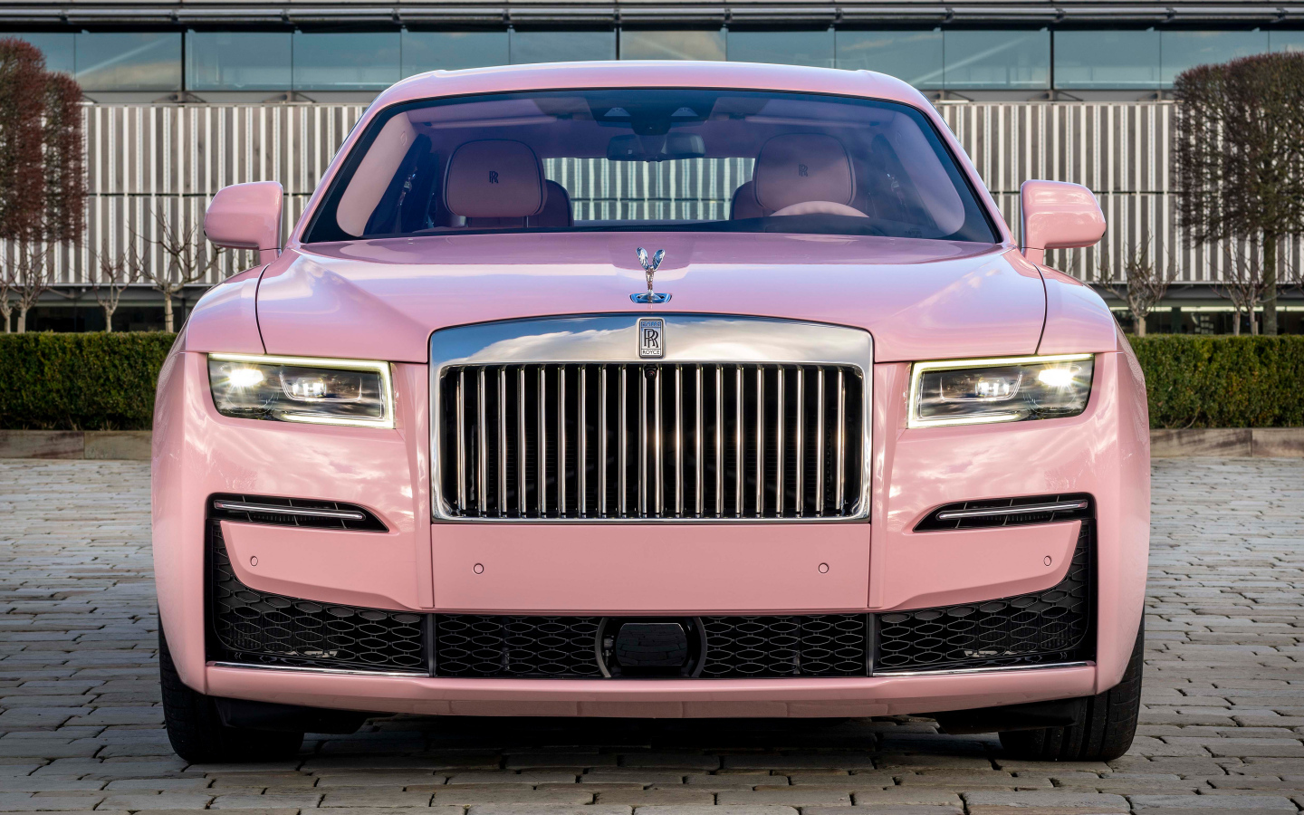 Розовый автомобиль Rolls-Royce Ghost вид спереди
