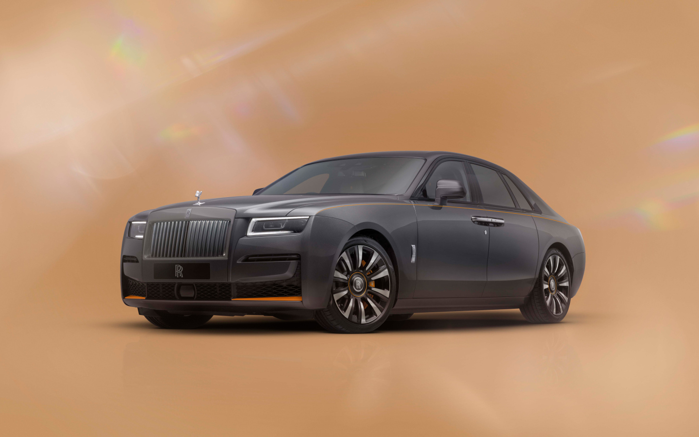 Автомобиль Rolls-Royce Ghost Prism Gunmetal Grey With Mandarin  на коричневом фоне