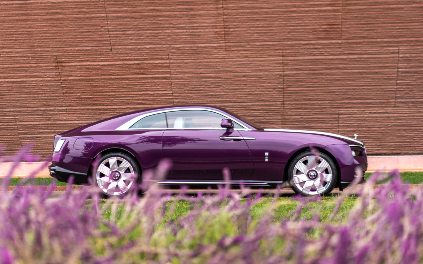 Автомобиль Rolls-Royce Spectre у здания