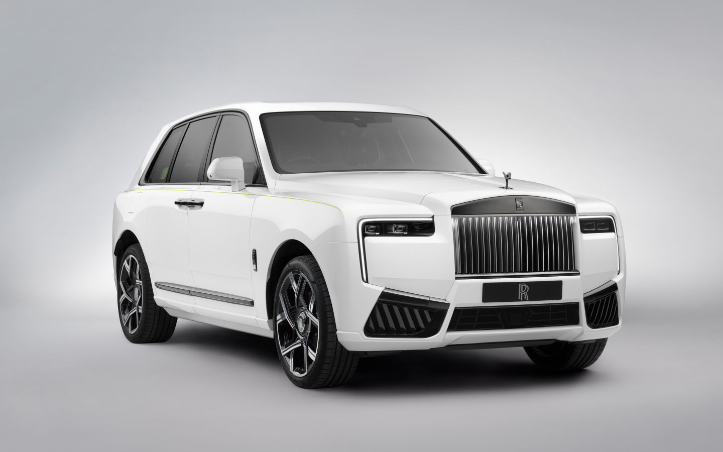 Белый дорогой автомобиль Rolls-Royce Black Badge Cullinan Series II