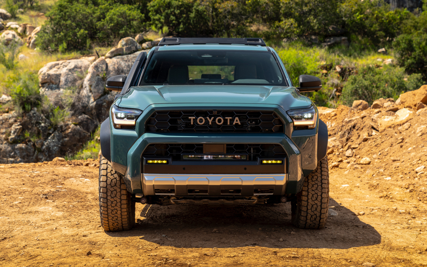 Вид спереди на внедорожник Toyota 4Runner Trailhunter 2025 года