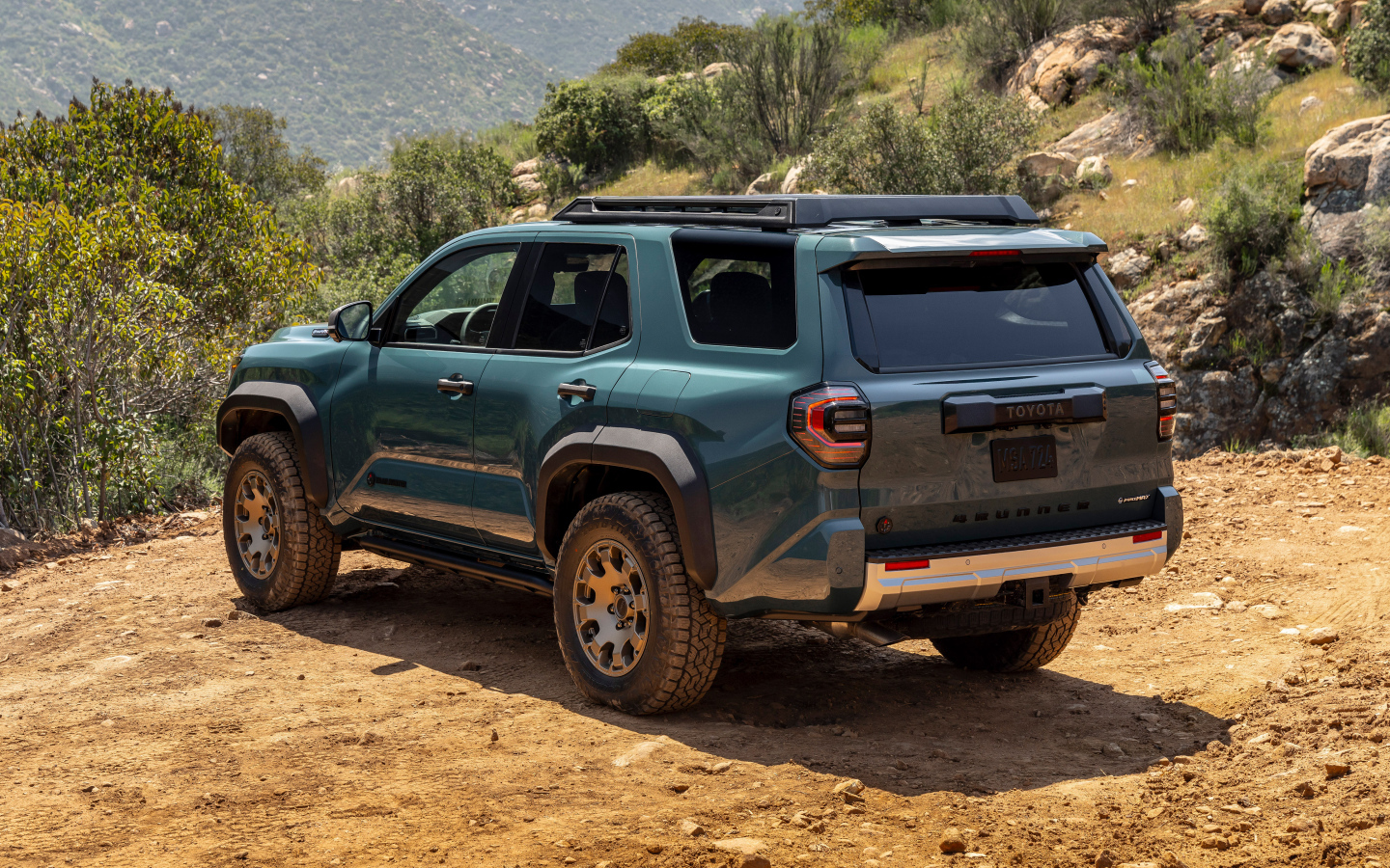 Вид сзади на внедорожник Toyota 4Runner Trailhunter 2025 года