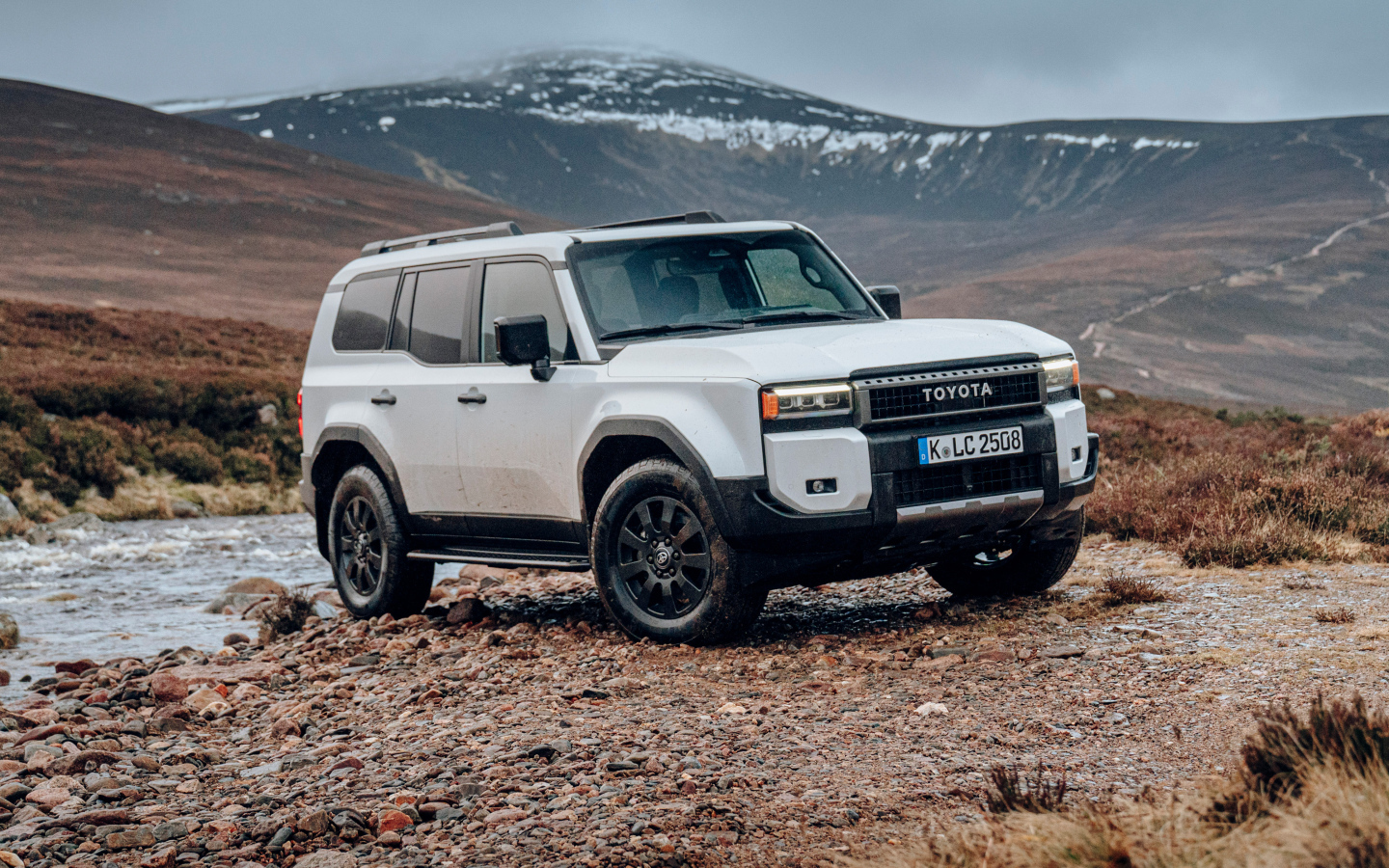 Внедорожник Toyota Land Cruiser в горах