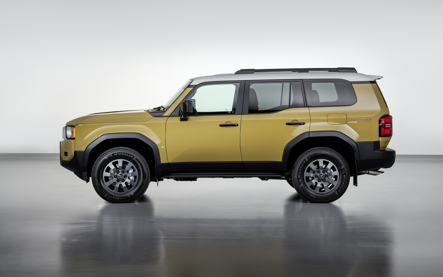 Вид сбоку на автомобиль Toyota Land Cruiser First Edition