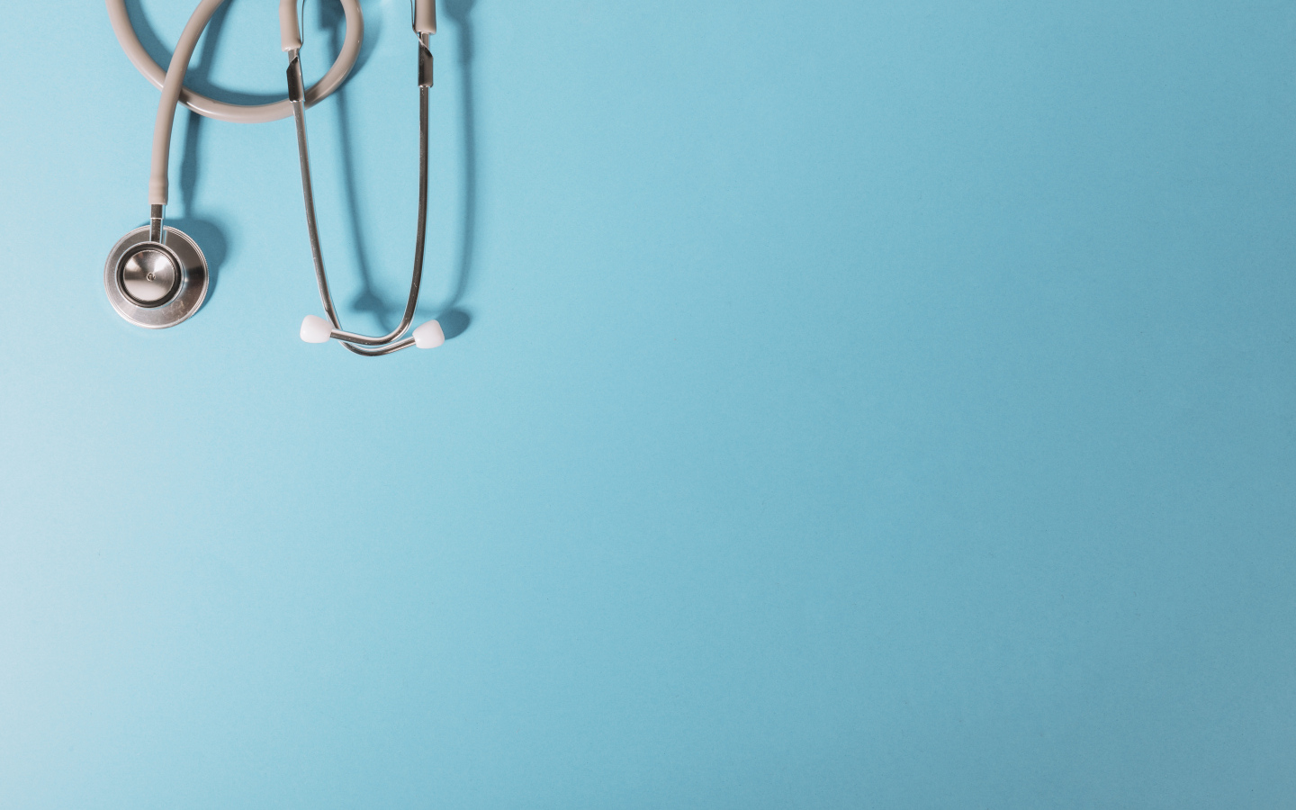 Медицинский стетоскоп на голубом фоне