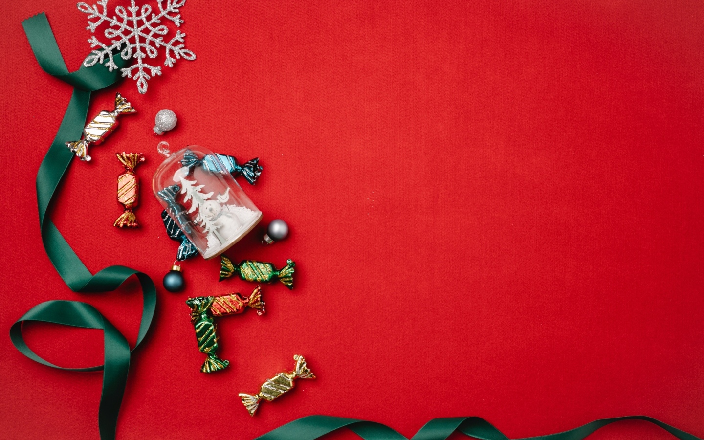 Красный фон с лентой и конфетами