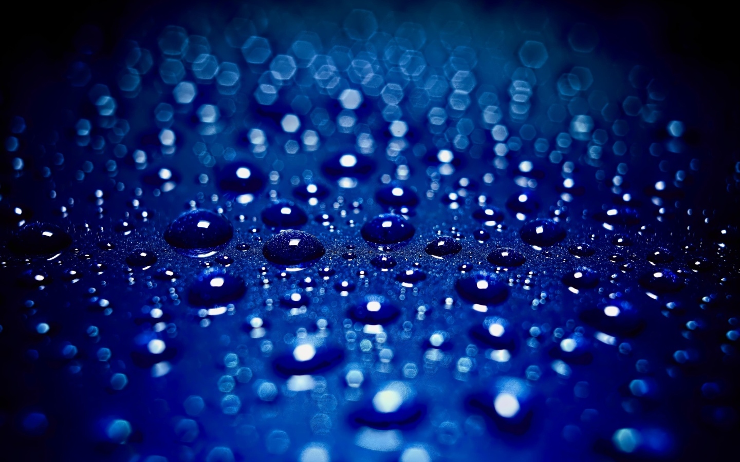 Мелкие капли воды на синем фоне