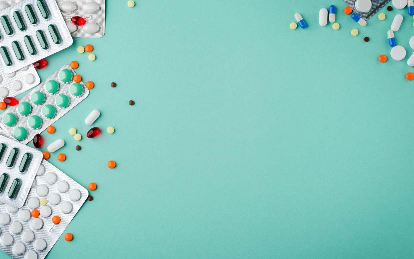 Разные таблетки на голубом фоне
