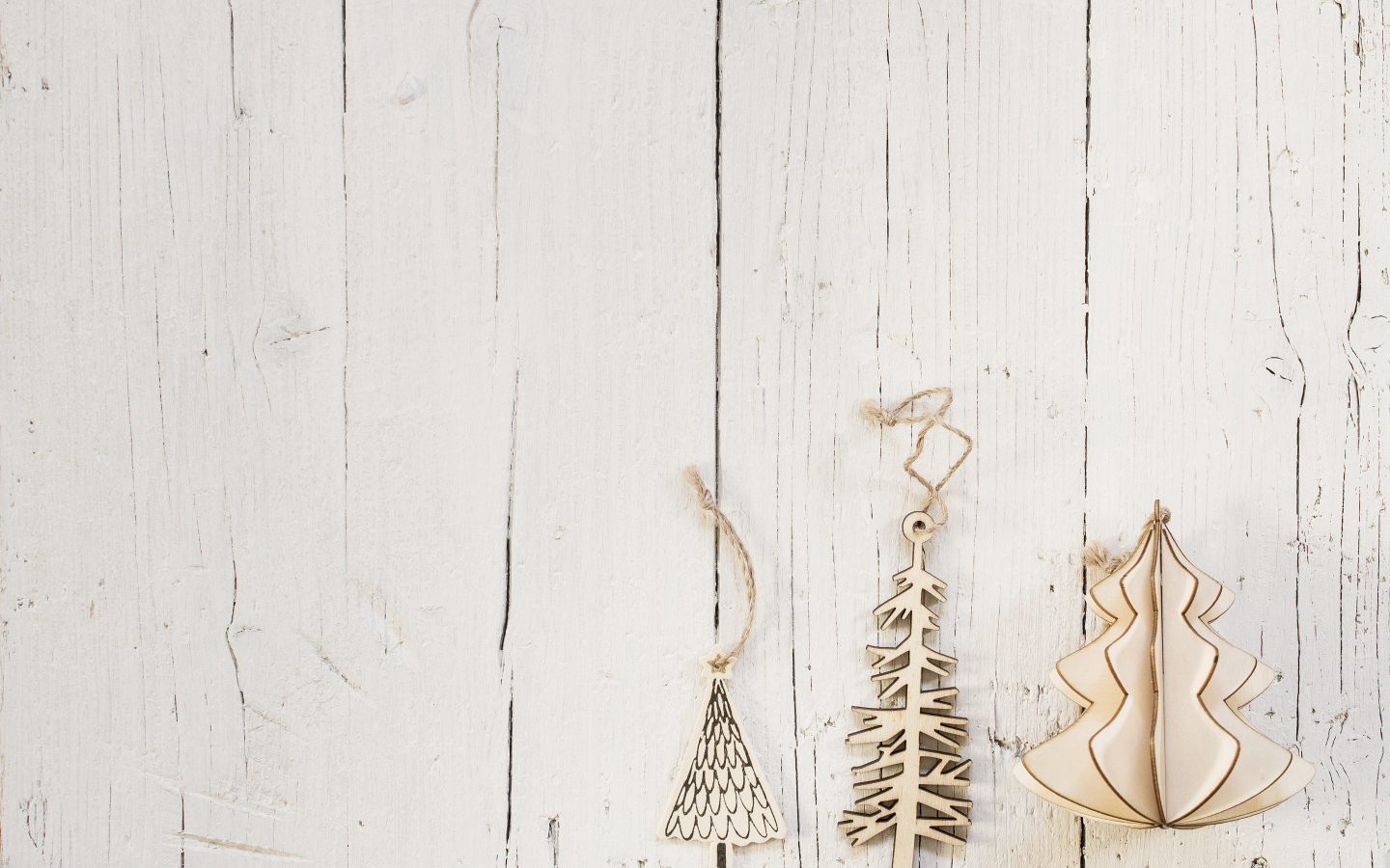 Деревянные елочные украшения  на белом деревянном фоне