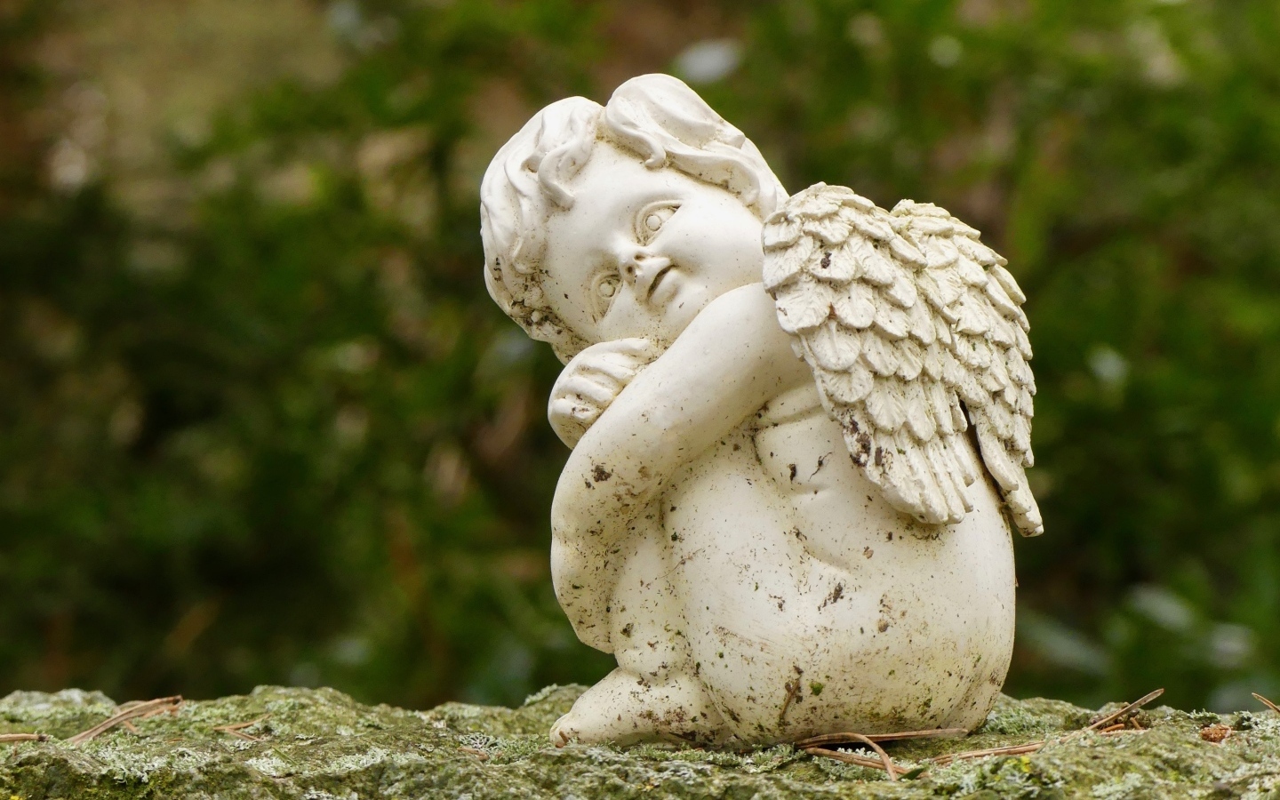 Статуэтка ангела стоит на камне