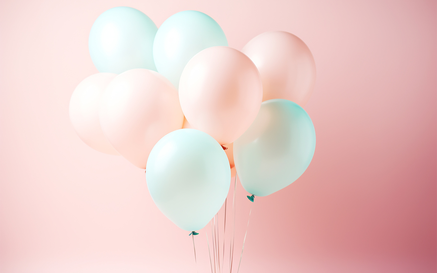 Воздушные шарики с гелием на розовом фоне