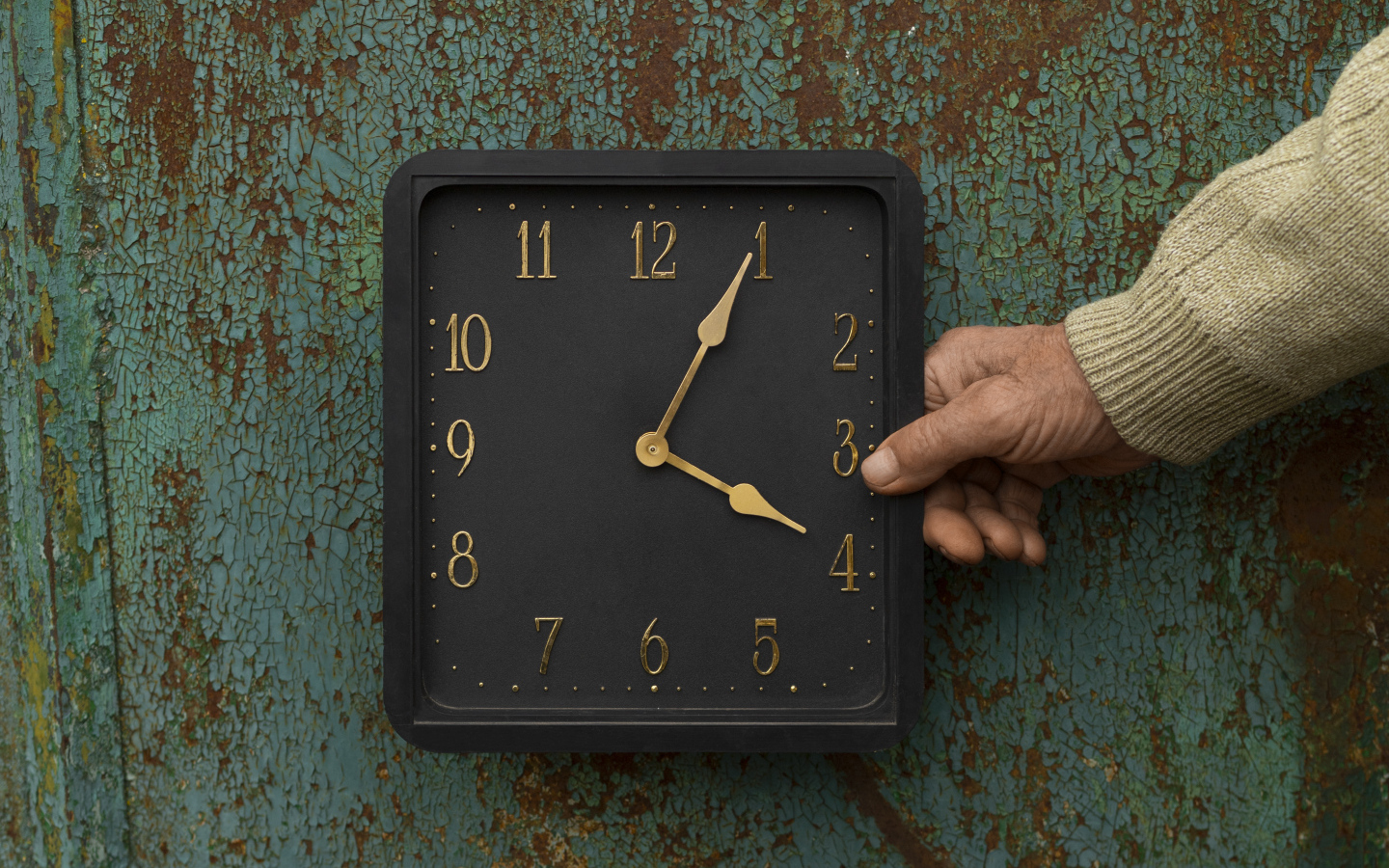 Черные квадратные часы на старой стене